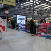 Vestiti femminili al Lingotto per ricordare le donne uccise