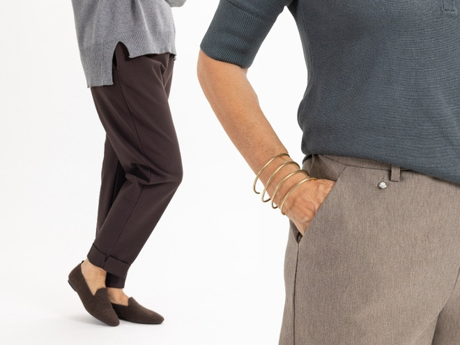 Senza zip e senza bottoni: il pantalone donna cambia costruzione e diventa più semplice da indossare Senza zip e senza bottoni: il pantalone donna cambia costruzione e diventa più semplice da indossare