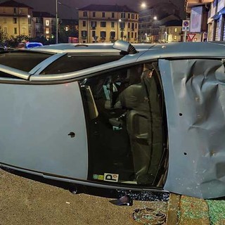 Maxi incidente nella notte in via Lauro Rossi