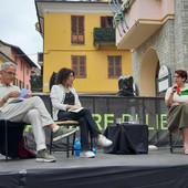 Monica Barotto, a destra, sul palco di Una Torre di Libri