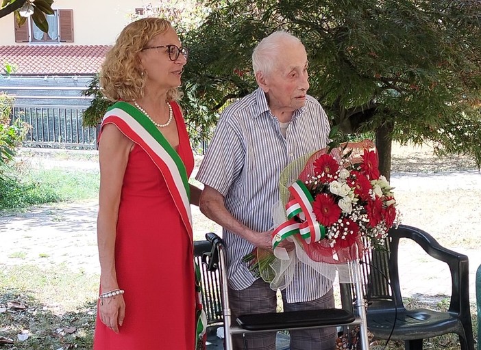 La sindaca Allisio e Giulio Giordano alla festa dei suoi 100 anni