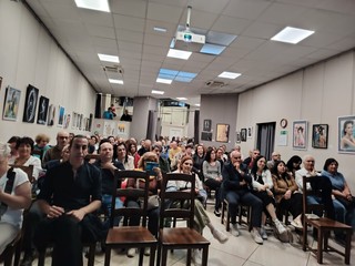 Una sala piena di emozioni per celebrare la Sicilia autentica Una sala piena di emozioni per celebrare la Sicilia autentica
