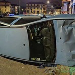 Maxi incidente nella notte in via Lauro Rossi