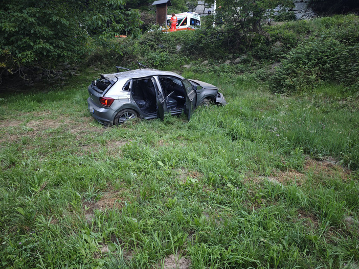 Auto si ribalta sulla strada di fondovalle tra Torre Pellice e Angrogna: coinvolti cinque ragazzi
