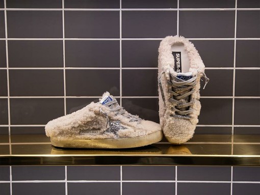 Le sneakers donna firmate non sono più una tendenza. Sono un codice estetico in continua evoluzione Le sneakers donna firmate non sono più una tendenza. Sono un codice estetico in continua evoluzione