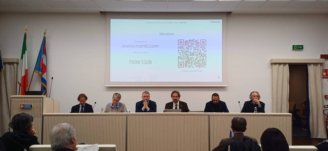 Una immagine del tavolo dei relatori