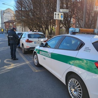 La Polizia locale scopre e sanziona Ncc abusivo fuori da una discoteca (foto d'archivio)