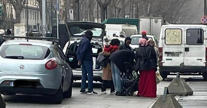Taxi abusivi a Porta Palazzo: il fenomeno senza tempo dei "kabu kabu" Taxi abusivi a Porta Palazzo: il fenomeno senza tempo dei "kabu kabu"