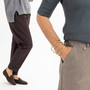 Senza zip e senza bottoni: il pantalone donna cambia costruzione e diventa più semplice da indossare Senza zip e senza bottoni: il pantalone donna cambia costruzione e diventa più semplice da indossare