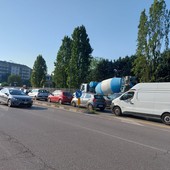 Una immagine del traffico sulla ciclabile di via Tirreno