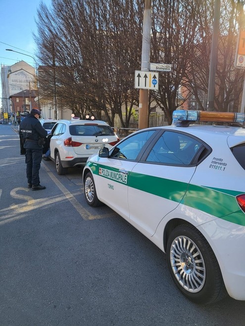 La Polizia locale scopre e sanziona Ncc abusivo fuori da una discoteca (foto d'archivio)