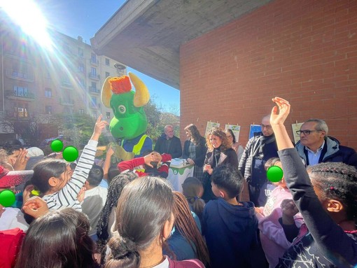 Bambini protagonisti in via Cecchi con Taurino Netturbino