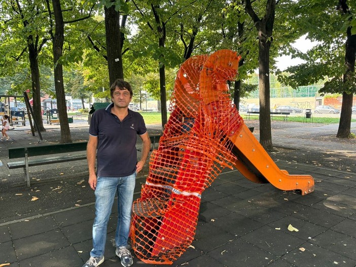 Il consigliere Troisi davanti allo scivolo ormai portato via