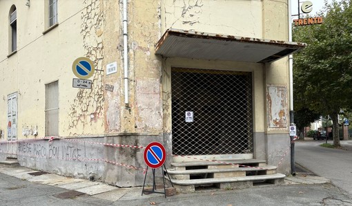 Il Cinema Trento con i segnali che avvisano della ripartenza del cantiere