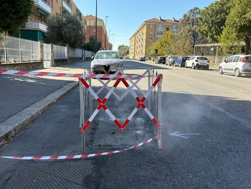 Lo strano fumo che esce dai tombini