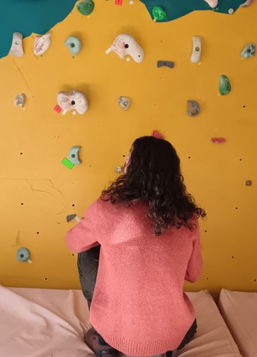 Tre amanti dell’arrampicata dietro l’inaugurazione della ‘palestrina’ di Torre Pellice