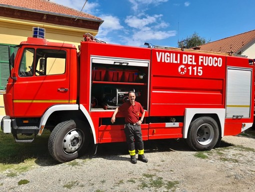 L’ultimo saluto in caserma: così i vigili del fuoco rendono omaggio a Cristiano Magnano L’ultimo saluto in caserma: così i vigili del fuoco rendono omaggio a Cristiano Magnano