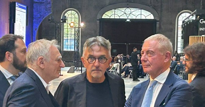 Il ministro Urso insieme al presidente Pammolli Il ministro Urso insieme al presidente Pammolli