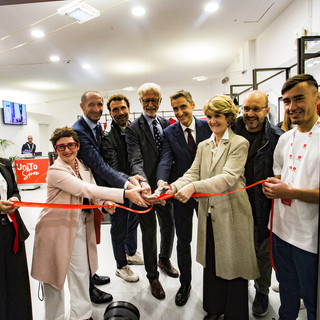 Il taglio del nastro dell'Unito Store