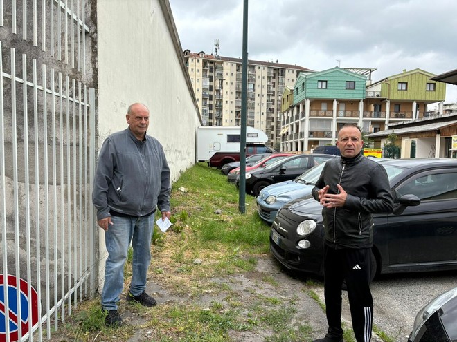 Le condizioni dell'interno 15 di via Pinchia, in foto Angelino (a sinistra) e Bartolo
