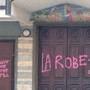 Scritte rosa sul portone di ingresso: vandalizzata la chiesa Sant'Anna di Torino