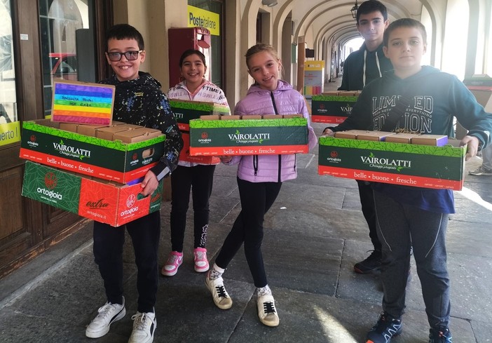 I giovani vigonesi aiutano la popolazione di Gaza con scatole arcobaleno