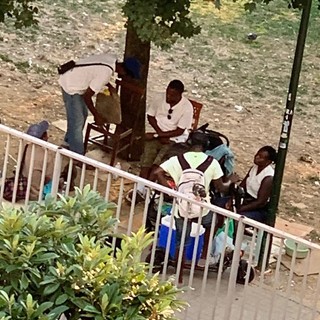 C'è chi vende cibo e chi taglia i capelli ai Giardini Madre Teresa di Calcutta