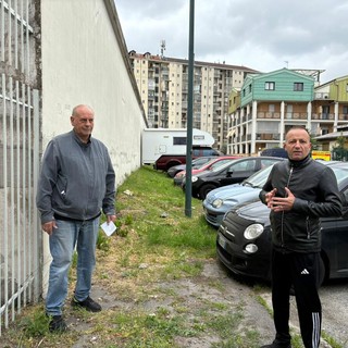 Le condizioni dell'interno 15 di via Pinchia, in foto Angelino (a sinistra) e Bartolo