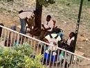 C'è chi vende cibo e chi taglia i capelli ai Giardini Madre Teresa di Calcutta