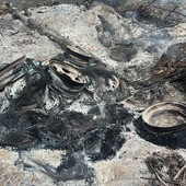 Le gomme gettate sui resti del falò Le gomme gettate sui resti del falò