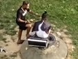 C'è chi vende cibo e chi taglia i capelli ai Giardini Madre Teresa di Calcutta