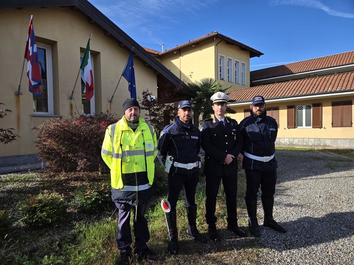La Polizia locale fuori dalle medie, prima dell’incontro La Polizia locale fuori dalle medie, prima dell’incontro