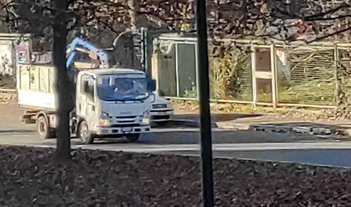 Ripulito il marciapiede davanti al complesso E13 Ripulito il marciapiede davanti al complesso E13