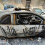 L'auto bruciata in via Lodi