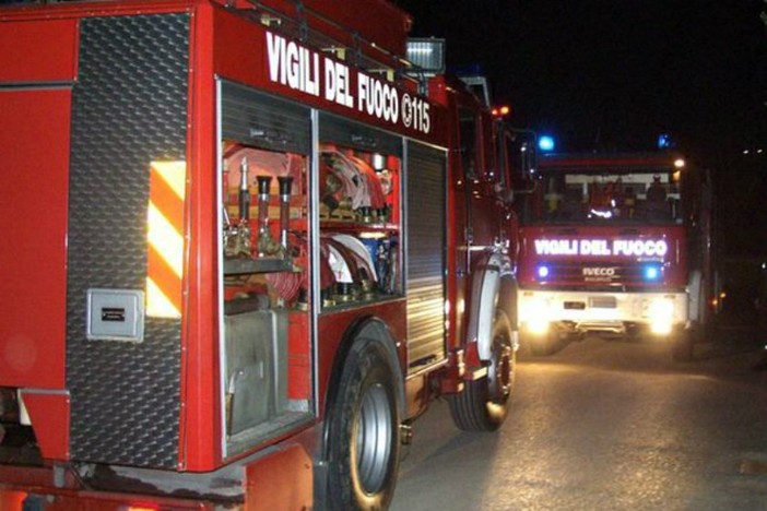 Alloggio in fiamme a Mirafiori: intossicati in ospedale