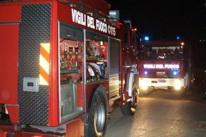 Torino, a fuoco deposito di batterie in corso Rosselli