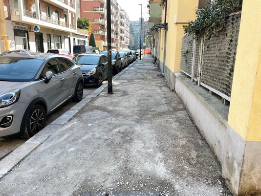 Asfalto ridotto a colabrodo e sosta selvaggia, degrado nel cuore di Parella