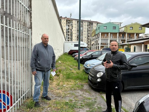 Le condizioni dell'interno 15 di via Pinchia, in foto Angelino (a sinistra) e Bartolo