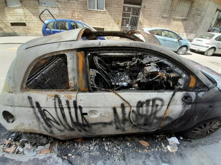 L'auto bruciata in via Lodi