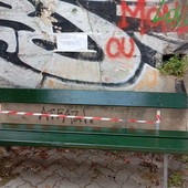 Le donne di Vanchiglia verniciano le panchine lungo il Po: “Segnale contro gli atti vandalici”