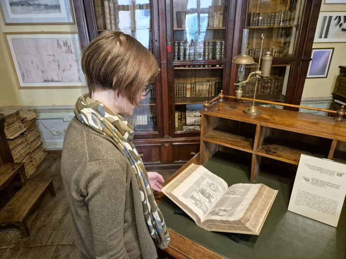 Dinato con un libro del fondo storico Luisia