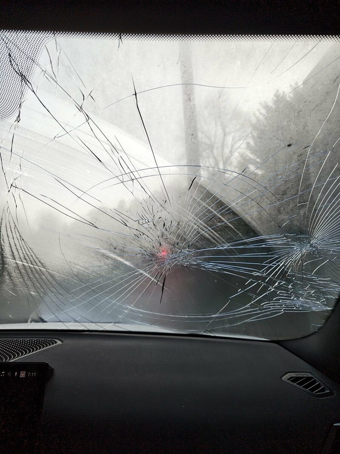 Le notti insonni di via Boccaccio tra auto devastate e portoni sfondati