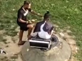 C'è chi vende cibo e chi taglia i capelli ai Giardini Madre Teresa di Calcutta