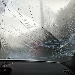 Le notti insonni di via Boccaccio tra auto devastate e portoni sfondati