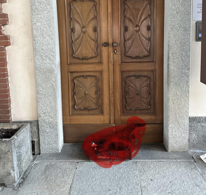 Il ritrovamento di fronte alla porta del municipio