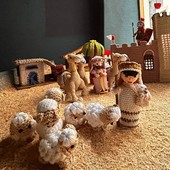 Uno scorcio del presepe all’uncinetto