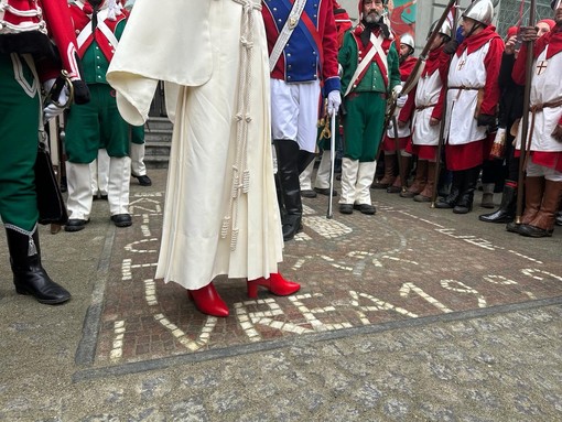Ivrea, la Vezzosa Mugnaia indossa un paio di scarpe rosse per dire no ai femminicidi