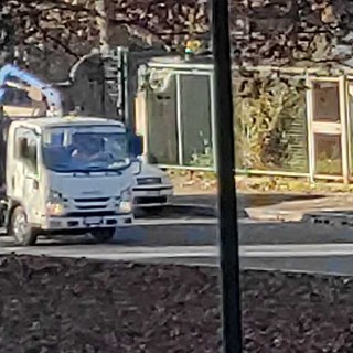 Ripulito il marciapiede davanti al complesso E13