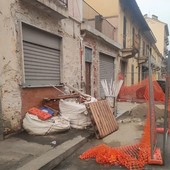 Via Volpiano, il cantiere abbandonato è stato rimosso: la strada ripulita dai rifiuti