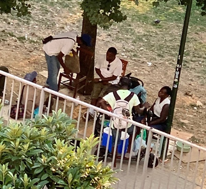 C'è chi vende cibo e chi taglia i capelli ai Giardini Madre Teresa di Calcutta